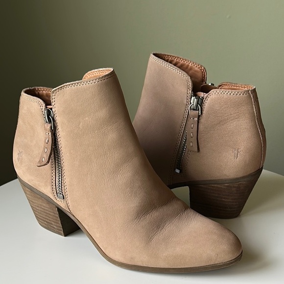 Frye Judith Double Zip Suede Ankle Booties Tan Dual Zip Block Heel Size 8 - Picture 1 of 12